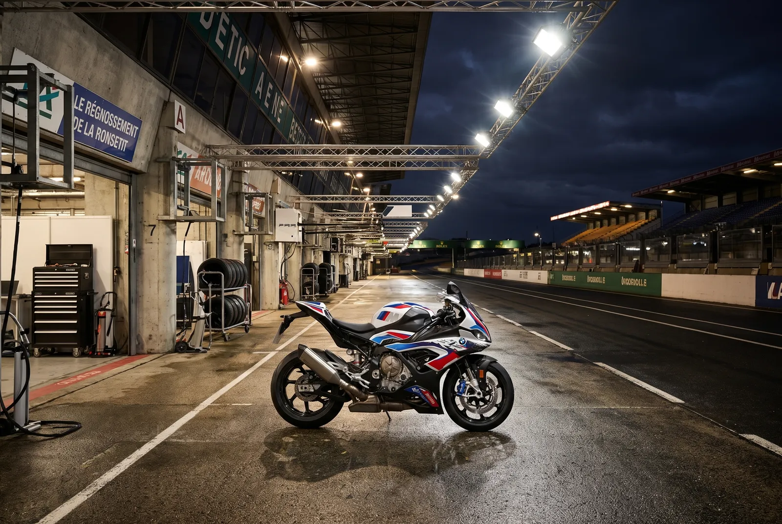Beim Bol d'Or in Le Castellet sichert sich das BMW Motorrad World Endurance Team mit der #37 BMW M 1000 RR den ersten Langstrecken-Weltmeistertitel für einen europäischen Hersteller.