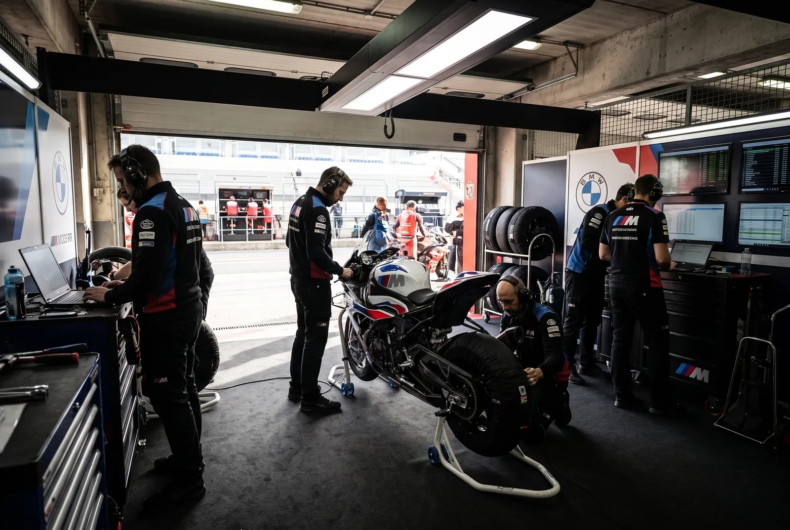 Der Start in die Superbike-WM 2026 lief für Danilo Petrucci und BMW holpriger als erhofft. BMW-Technikchef Chris Gonschor hat nun einen Plan, wie der Italiener wieder vorne mitfahren soll.