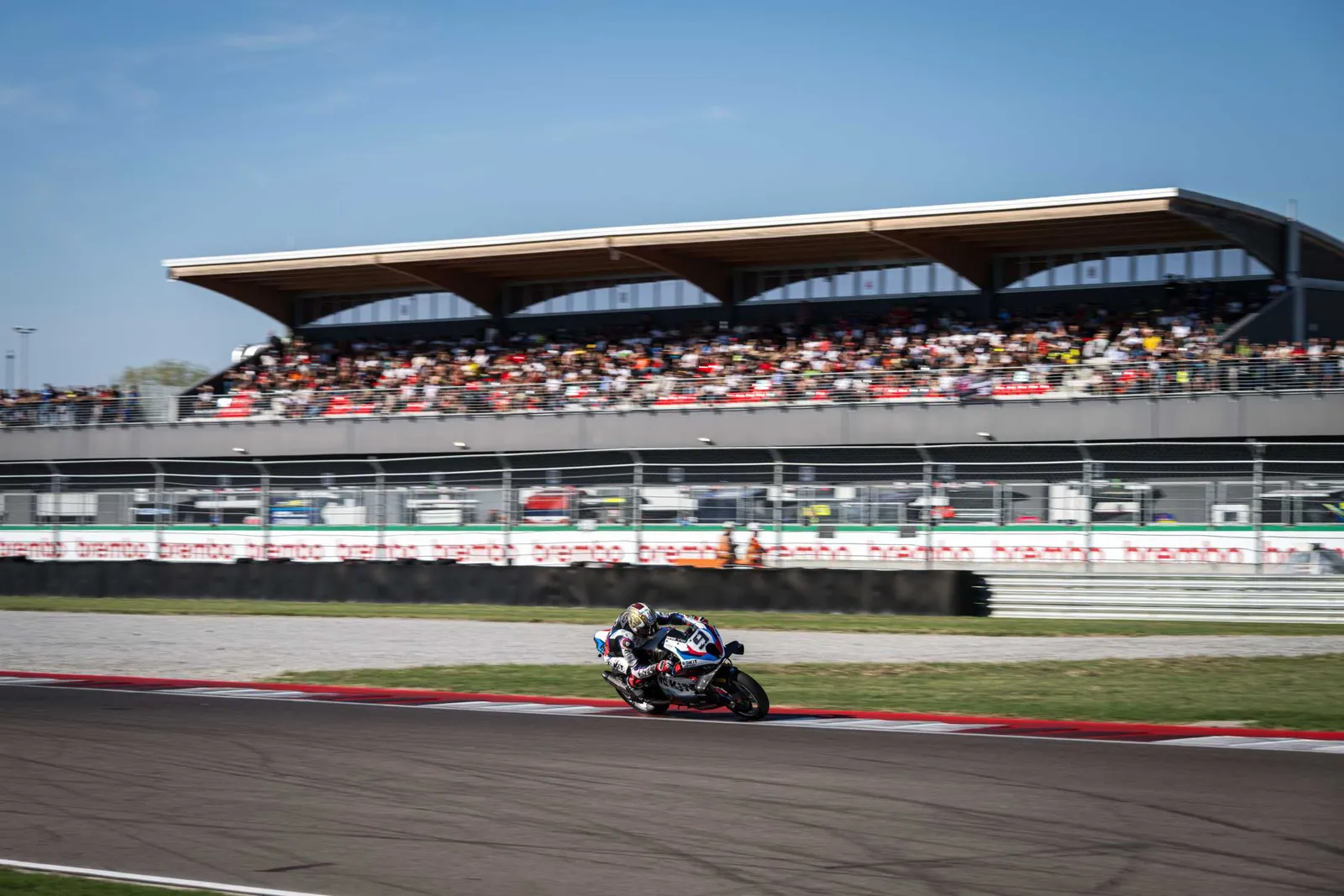 ROKiT BMW Motorrad WorldSBK Team in Cremona mit wichtigem Schritt nach vorn.
